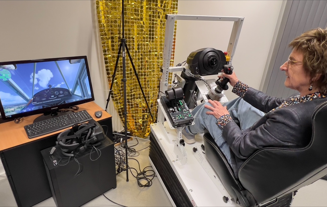 Weduwe Heerkens schenkt vliegsimulator aan UT - U-Today
