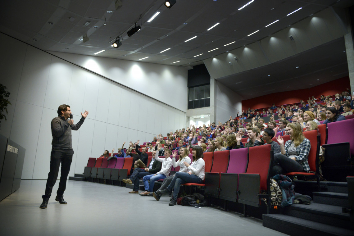 Archiefbeeld: Rob Wijnberg (De Correspondent) bij de Week of Inspiration, mét publiek.