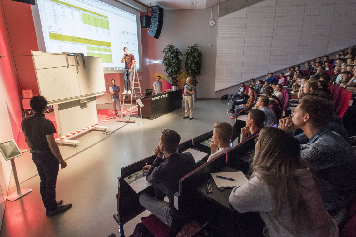 Eerstejaars, waaronder de VU/UT-lichting werktuigbouwkunde, bij een introductiecollege in 2019.