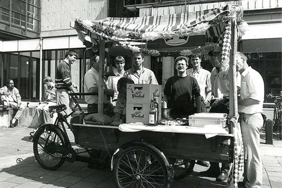 Jaarlijks komt de UT-Catering langs met de haringkar gevuld met Hollandse Nieuwe (1980).