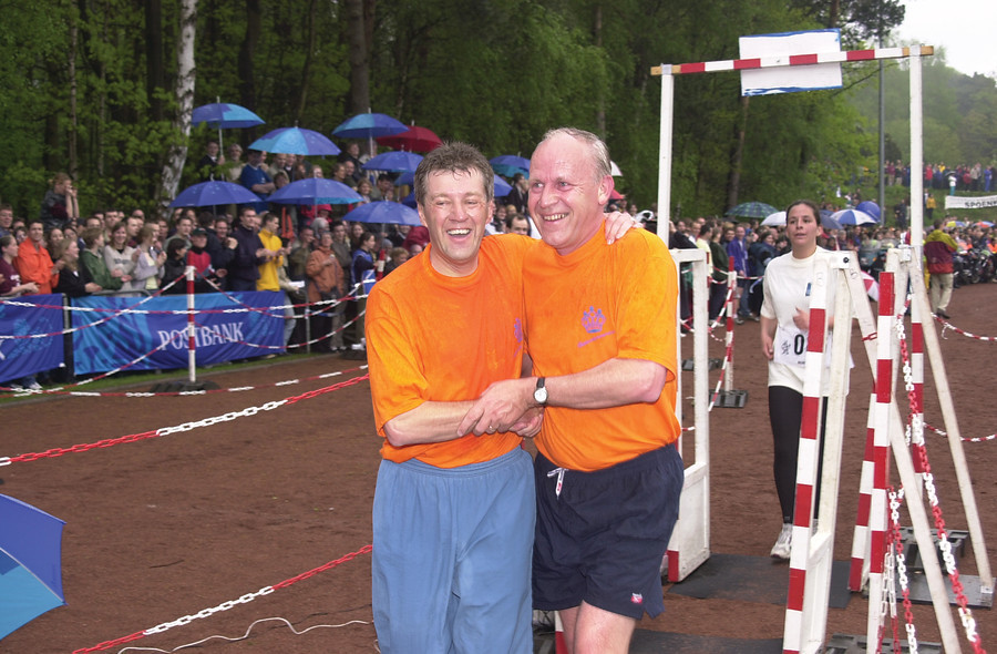 Frans van Vught komt over de finish bij de Batavierenrace (2000).