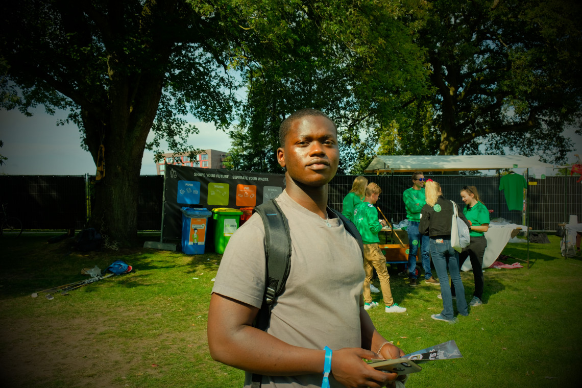 Miami country day. Образовагниезарубежом. Hundreds of students. Hundreds of students. Дежурный папа фильм 2003.