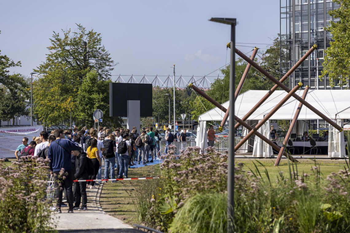 Een rij eerstejaars die zich aanmeldden voor de Kick-In afgelopen zomer.