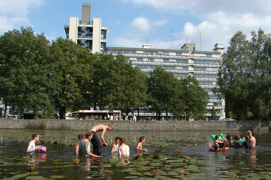 Studenten nemen een duik in de vijver bij de Vrijhof, tijdens de introductie in 2002.