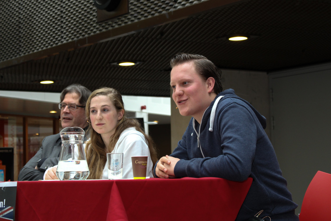 Ed Brinksma (links) en Luuk Geurts (rechts) aan tafel voor een debat over internationalisering.