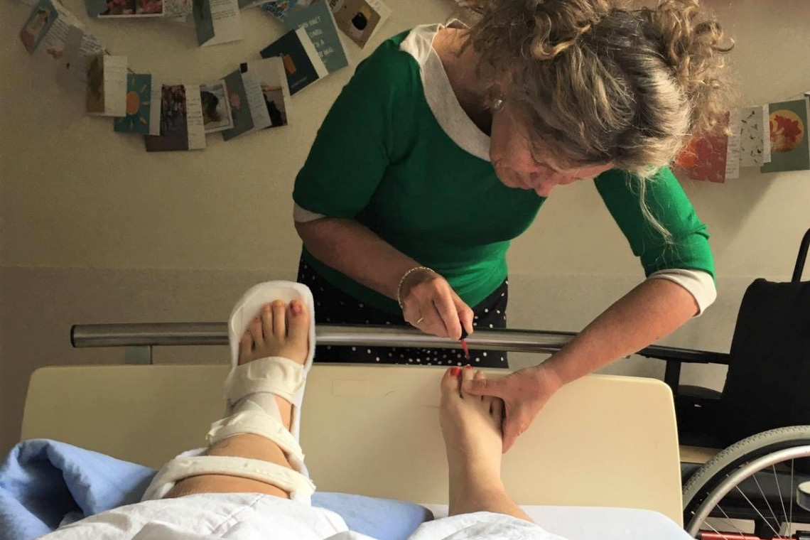 Foto: Hiska Bakker lakt de nagels van haar dochter in het ziekenhuis.
