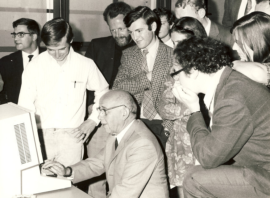 Toenmalig rector magnificus Jo Vlugter achter de computer.