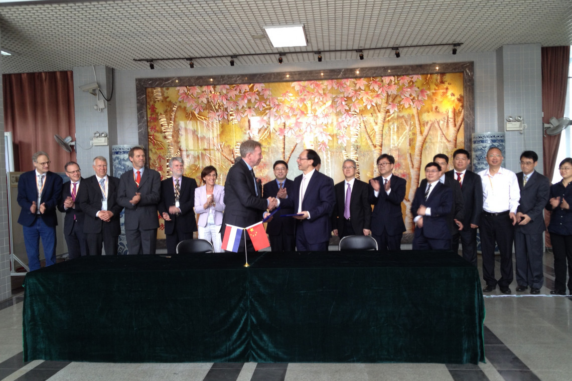 Archiefbeeld U-Today (2016): toenmalig UT-collegevoorzitter Victor van der Chijs tekent een overeenkomst met de South China Normal University.