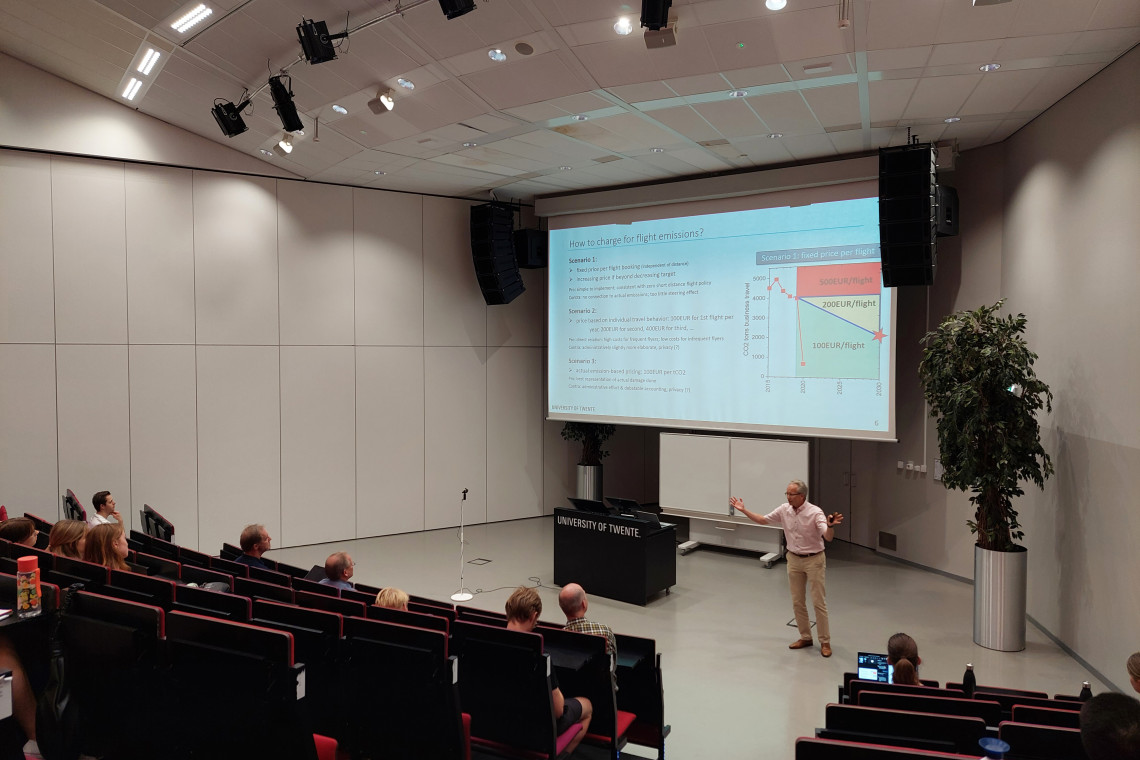 Frieder Mugele, hoogleraar Physics of Complex Fluids, licht de plannen toe.