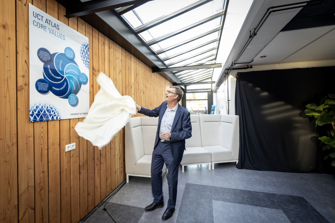 Archief U-Today (november 2022): Rector Tom Veldkamp onthult de kernwaarden van University College Twente, in de foyer van de Drienerburght.
