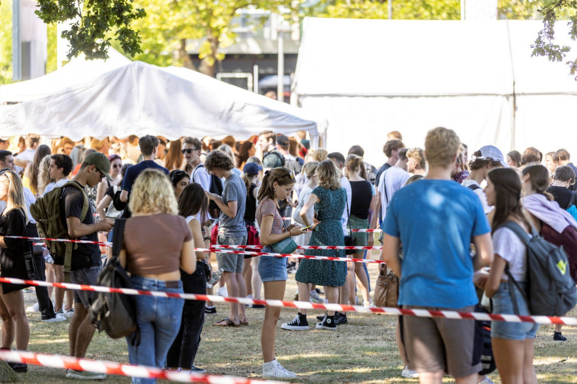 Foto: nieuwe studenten melden zich aan tijdens de introductieweek op de campus, foto ter illustratie.