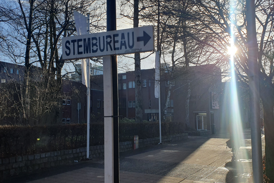 Archief U-Today, bij het stemlokaal op de campus (de Bastille)