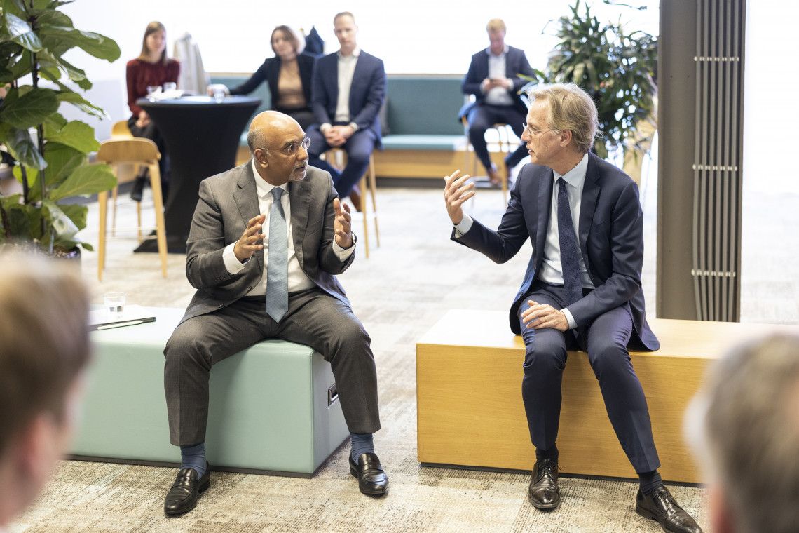 UT-collegevoorzitter Vinod Subramaniam en minister Dijkgraaf.