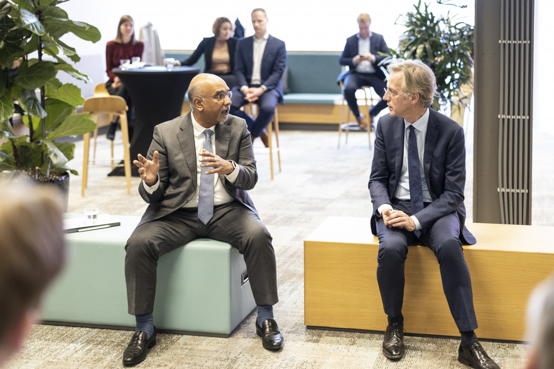 Tijdens een werkbezoek van de minister op de UT, Subramaniam in gesprek met Dijkgraaf.