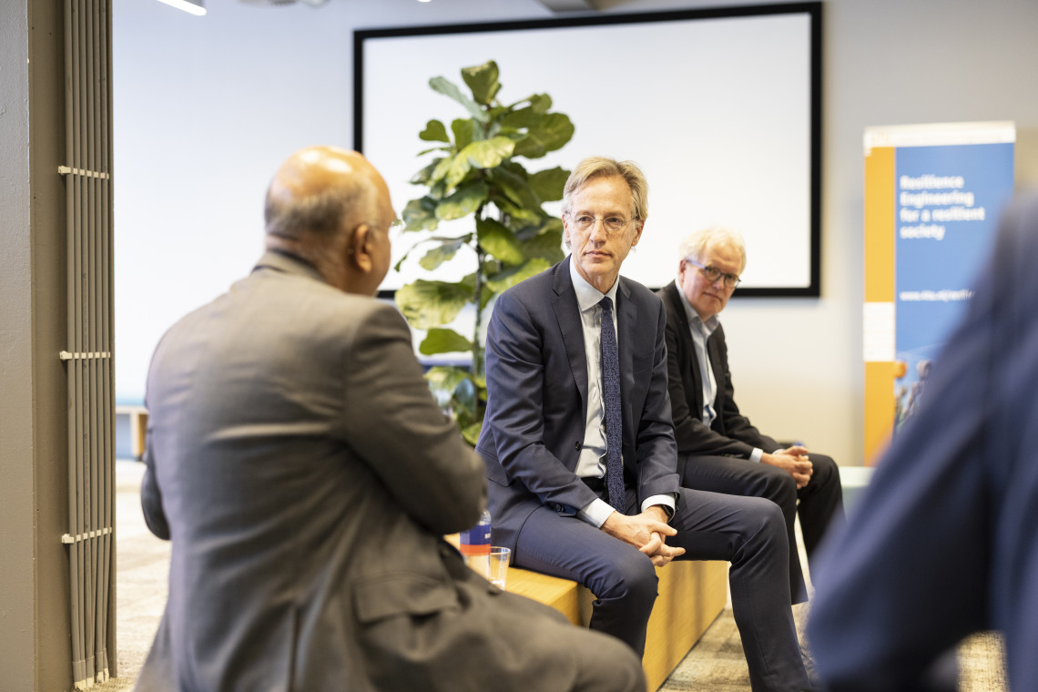 Archiefbeeld U-Today, minister Dijkgraaf op werkbezoek op de UT.