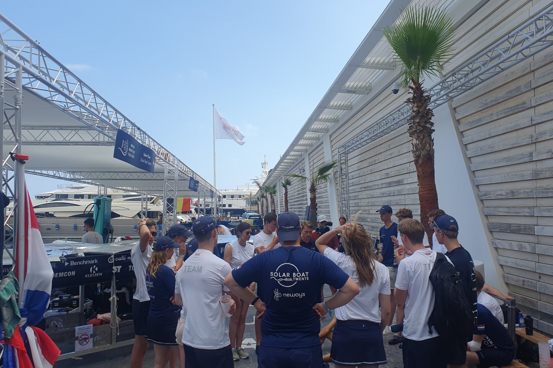 Topoverleg bij het team nadat duidelijk is geworden dat de boot flinke schade heeft opgelopen.