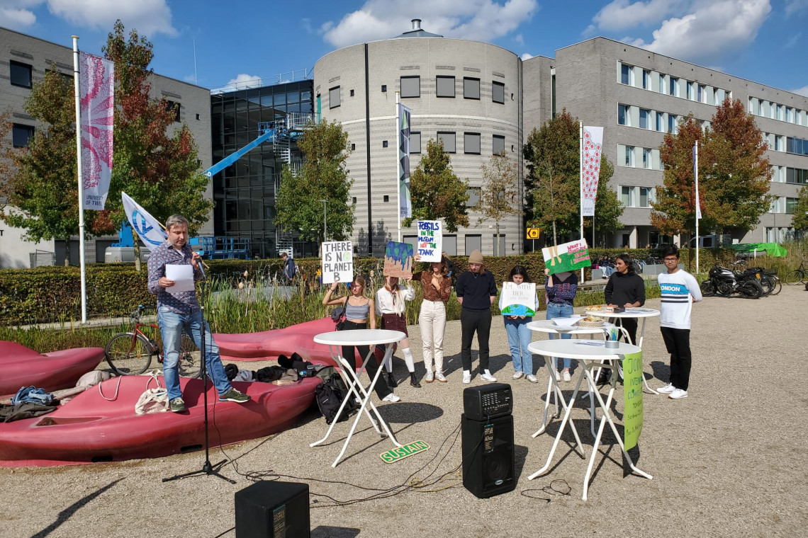 Foto: een eerder klimaatprotest op de UT, met links Guus Dix als spreker.