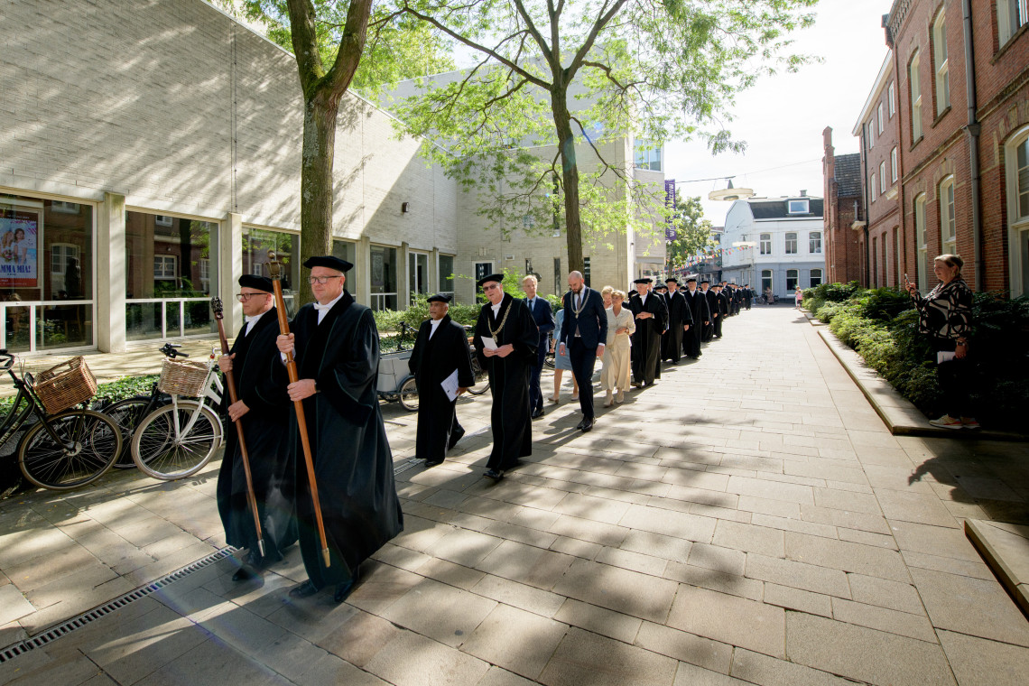 Het cortège UT-hoogleraren bij de afgelopen OAJ