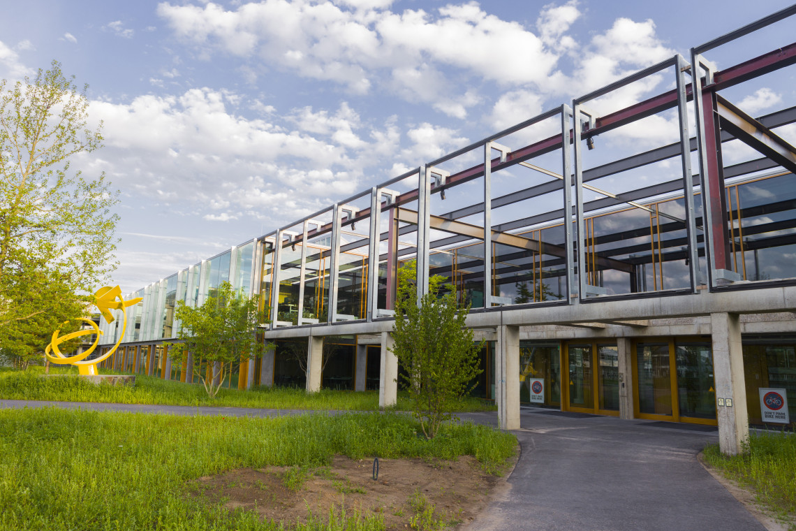 Langezijds, het onderkomen van ITC op de campus.