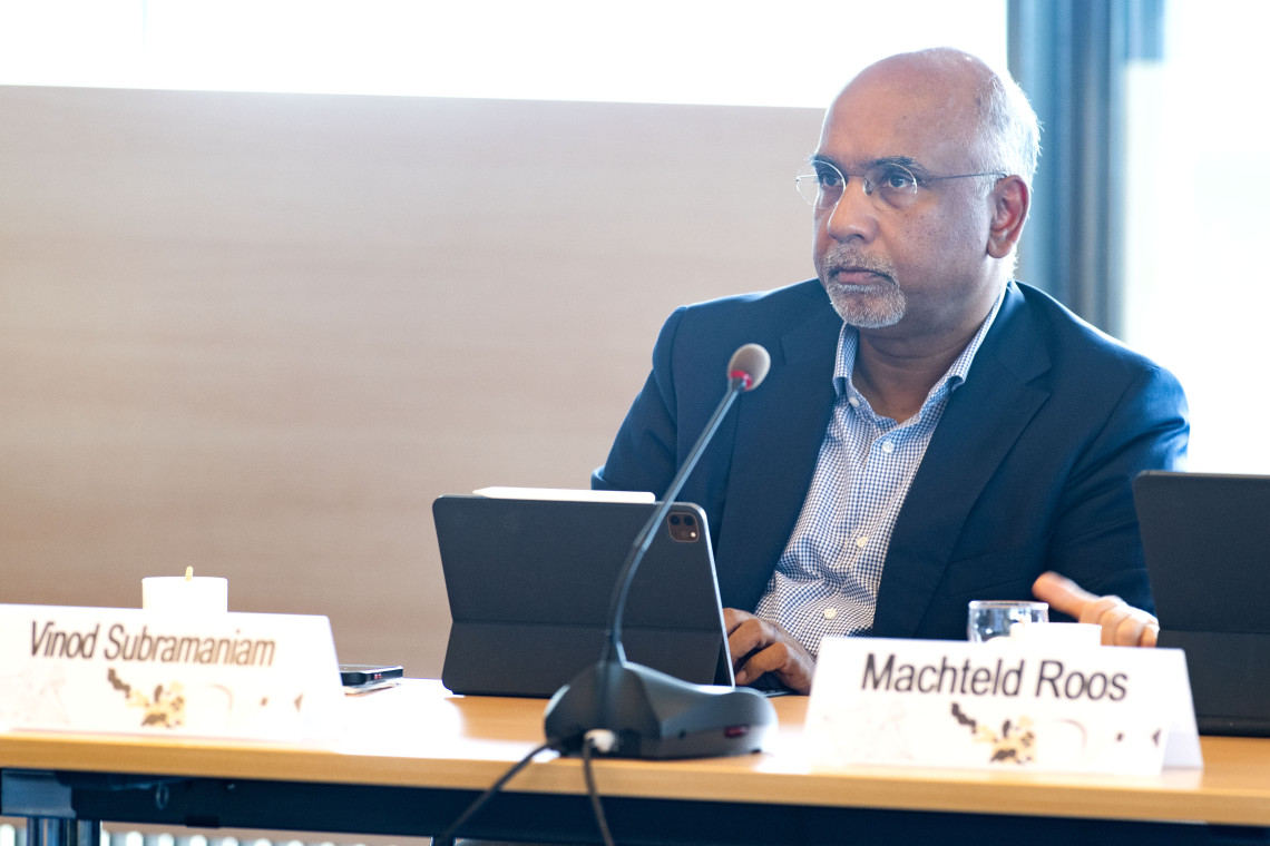 Archiefbeeld U-Today: collegevoorzitter Vinod Subramaniam tijdens een universiteitsraadsvergadering.