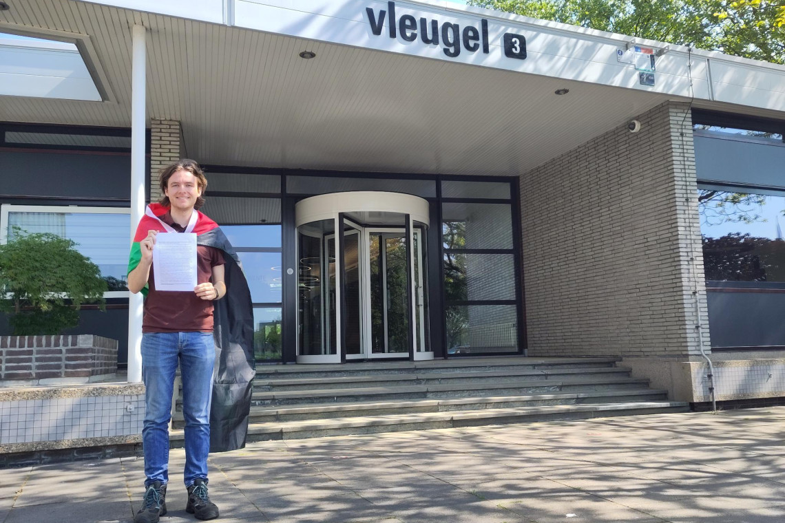 Een lid van Enschede Students for Palestine bij de bestuursvleugel.