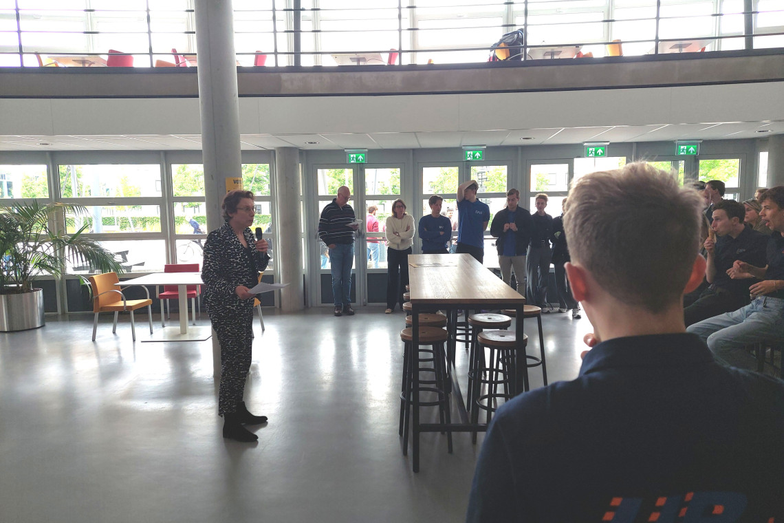 Secretaris Susanne Wichman maakte de verkiezingsuitslag bekend.
