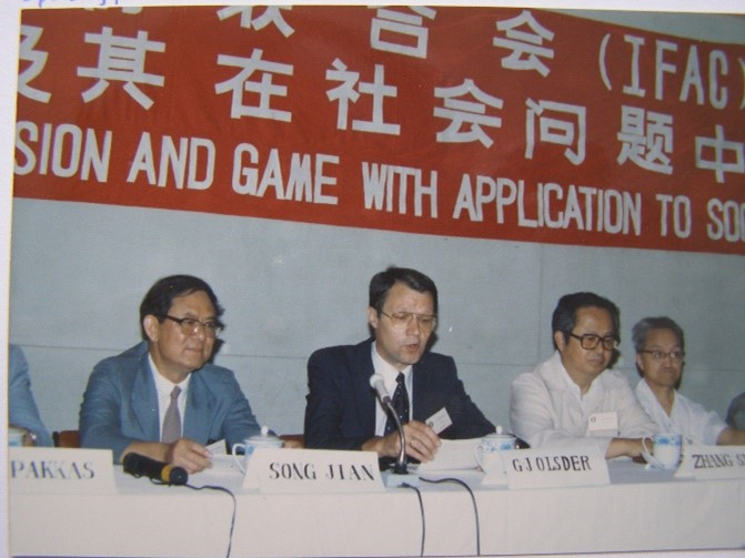 Song Jian en Geert Jan Olsder tijdens de opening van een congres in Beijing in 1986.