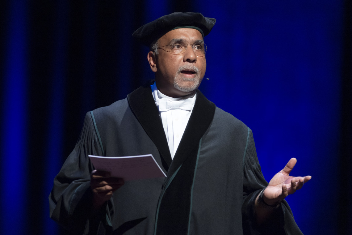 Collegevoorzitter Vinod Subramaniam tijdens de Opening Academisch Jaar.
