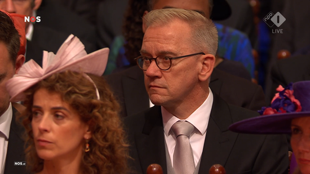 Minister Eppo Bruins luistert naar de troonrede. Screenshot van NOS-uitzending.