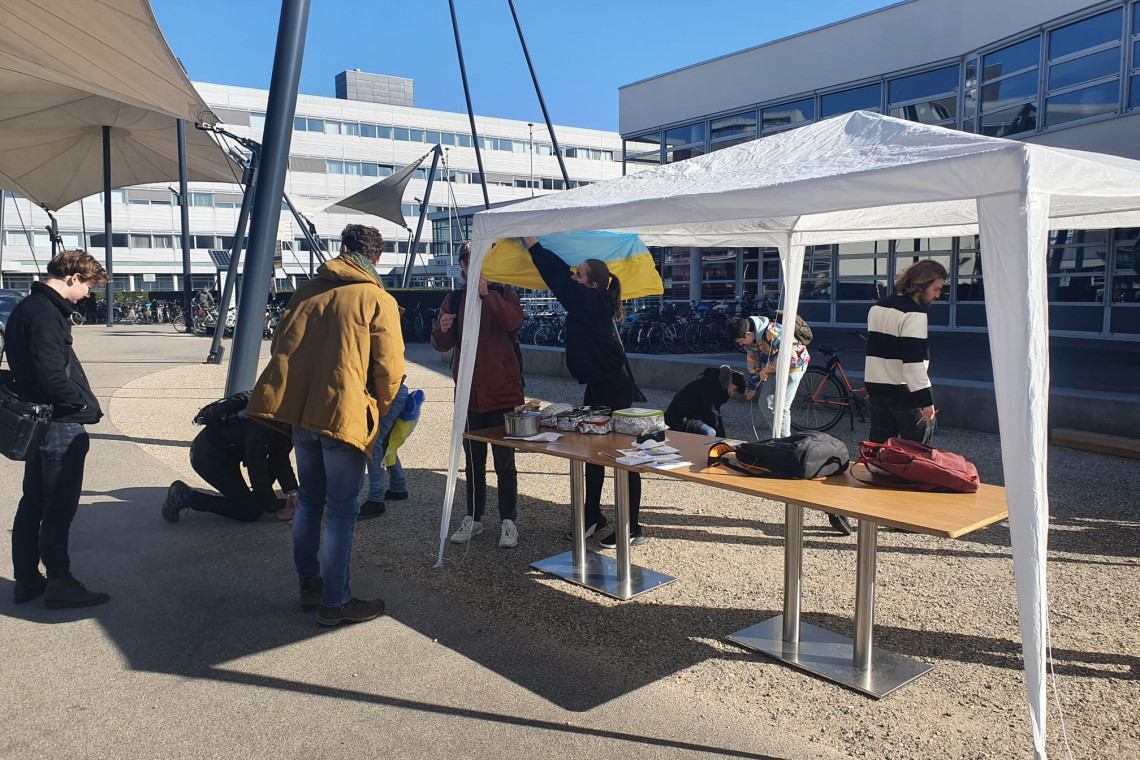 Archief U-Today: Op het O&O-plein zamelden studenten geld in voor de slachtoffers van de oorlog in Oekraïne.