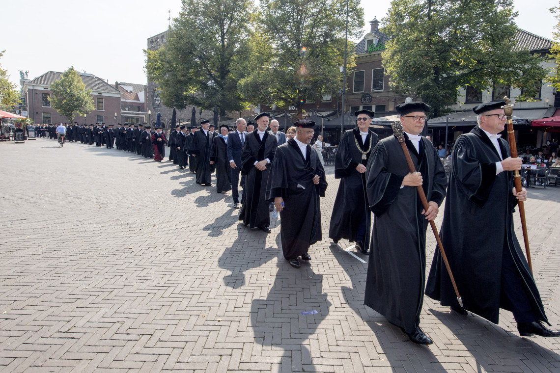 Het cortège UT-hoogleraren tijdens de Opening Academisch Jaar, ter illustratie.