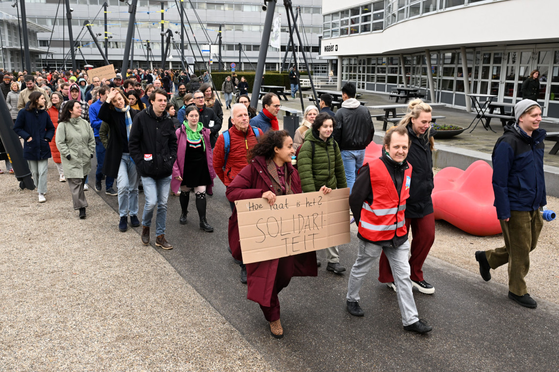 Foto genomen tijdens de solidariteitsmars voor de met ontslag bedreigde medewerkers van TNW, voor gebouw de Waaier.