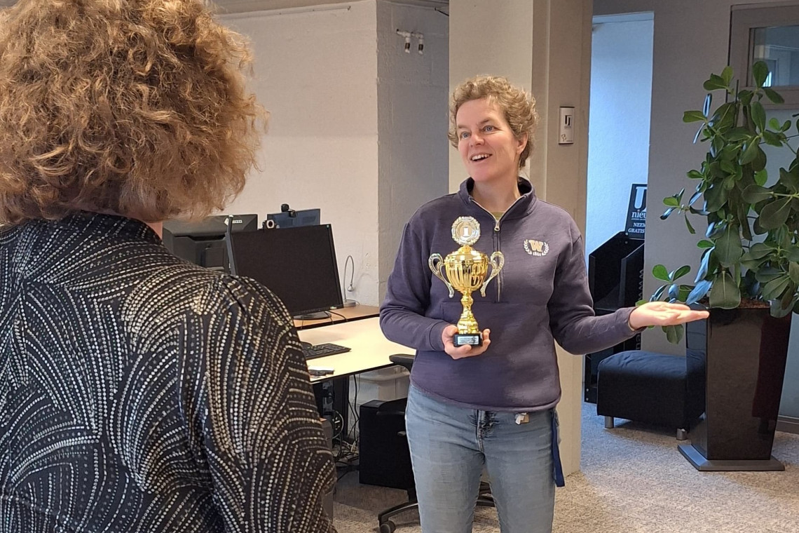 Kim Middel van het Language Centre reikt de eerste prijs uit voor de meeste review aanvragen om zo hun service onder de aandacht te brengen.