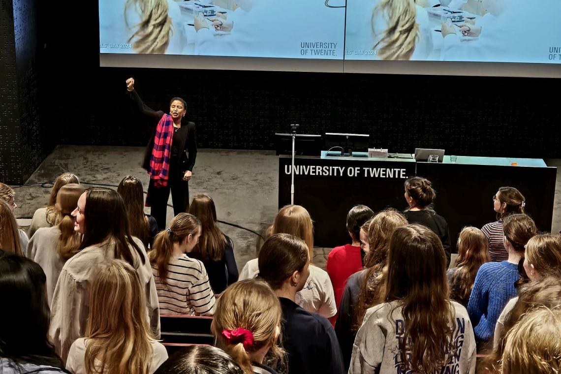 Diversity, Equity & Inclsuion Officer Sterre Mkatini tijdens de opening van Girls' Day 2025