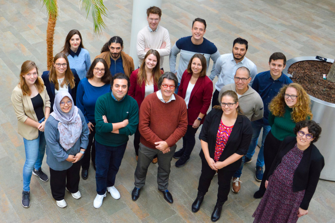 CHOIR, met op de voorste rij in het midden Richard Boucherie. Tweede rij, tweede van rechts: Erwin Hans.