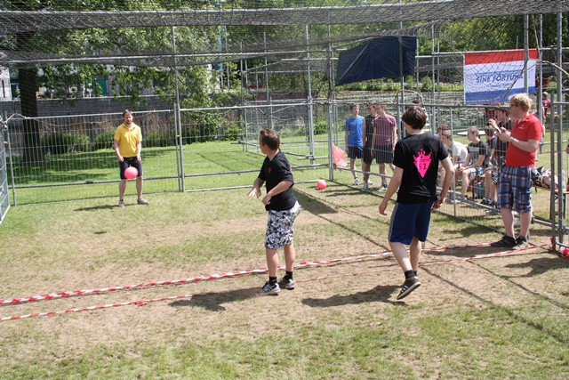 Trefballen in een kooi - U-Today