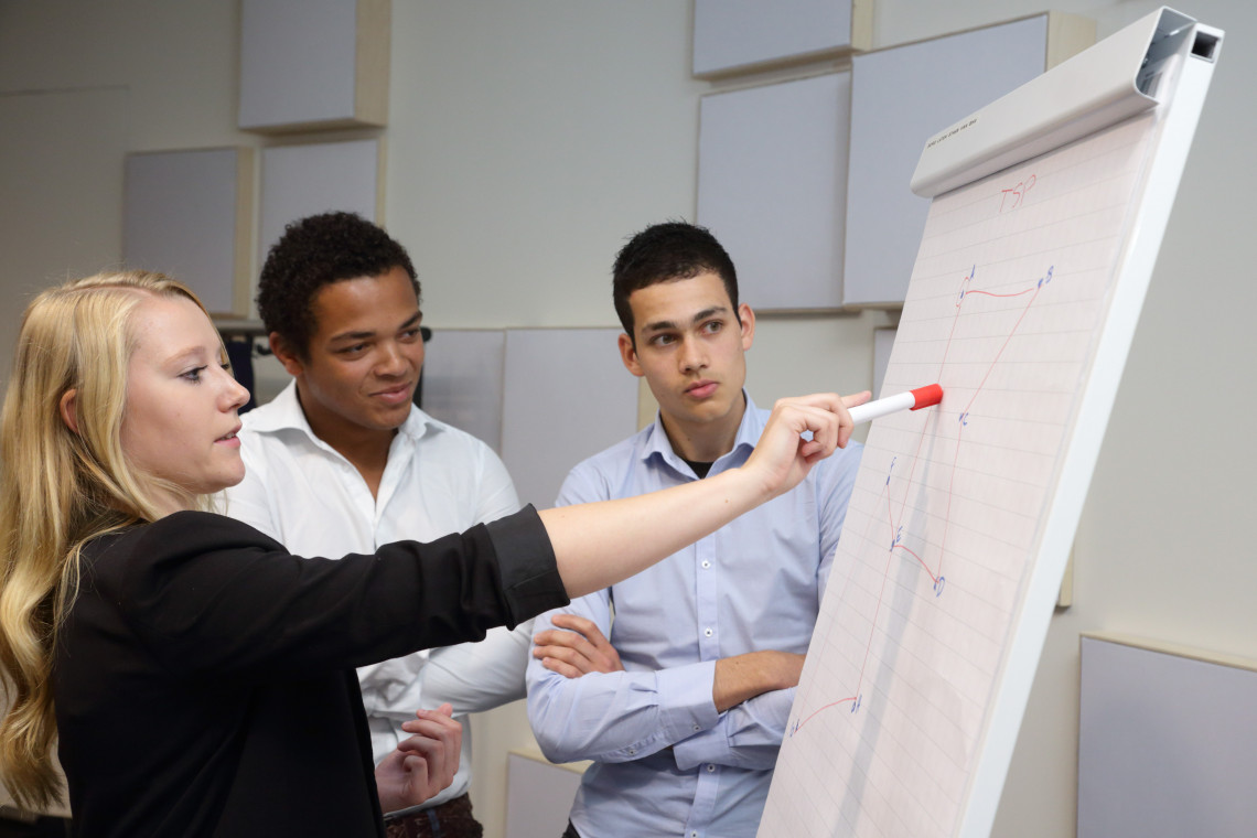 Reflectieonderwijs: vijf opleidingen onder doelstelling - U-Today