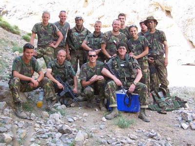 Bas Rietjens, staand vierde van rechts, temidden van zijn kameraden
