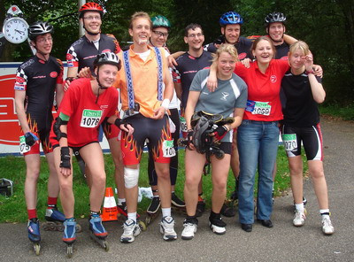 Het onfortuinlijke eerste Skeuvelteam met Anne Jelmer Drent (skeelerdocent bij de Skeuvel)) en de UT-studenten Kees Staal, Willem Schreurs, Harry Talen en Erwin Sterrenburg