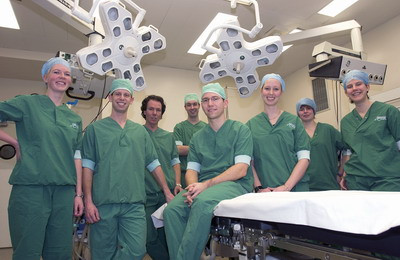 UT-studenten en hun begeleiders in de OK, van links af:  Marleen van de Pol, Jeroen van Oostrum, Mark van Houdenhoven (Erasmus MC clustermanager), Arjan van Hoorn, UT-docent Erwin Hans, Manon Vrielink, Simone Veldhuis en Nelleke Pullen. Niet op de foto Sjoerd Reterink en Marleen van Rijsbergen.