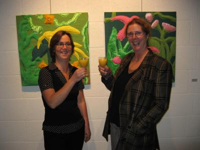 Tineke Grootenboer en Hannah de Vries heffen het glas op veertig jaar Broodje Cultuur.