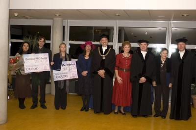De hoofdrolspelers tijdens de afgelopen dies, met tweede van links Christian Nijhuis en rechts naast hem Pamela Habibovic. Verder op de foto rector magnificus Zijm (midden), diesredenaar Hans Kuiper, Ora Kedem en Matthias Wessling die de Israelische een eredoctoraat uitreikte.