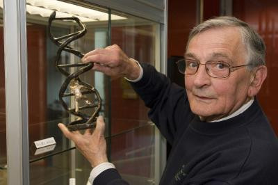 Kees Smolders plaatst zijn Science Ladder in de vitrine.