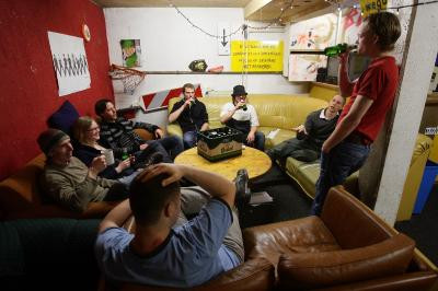 Schoolgaan is niet hip, er wonen wel. Hoody's en polo's zijn in de maak.